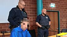Der Angeklagte im Gerichtssaal des Landgerichts Konstanz. Am zweiten Verhandlungstag geben Sachverständige und Zeugen ihre Einschätzung ...