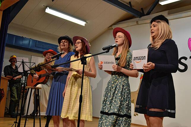 Als „schrille Röschen“ präsentieren sich mit einem Gesangsbeitrag (von links): Lisa Hoffmann, Nicole Schnetzer, Lisa Braun, Daniela ...