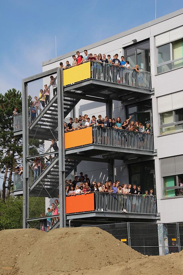 Die Zaungäste beim Festakt: Schüler des Gymnasiums standen dicht an dicht auf der Feuertreppe.