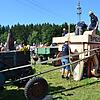 Mit einer alten Dreschmachine, angetrieben durch einen Lanz-Oldtimer, demonstrierte das Vollgaserteam die Getreideernte wie vor rund ...