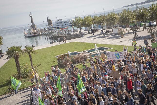 Zehntausend Teilnehmer ziehen im Konstanzer Hafen an der Imperia vorbei.
