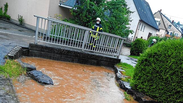 Im Juni schwillt der Entenbach in Pfohren stark an, der Einsatz der Feuerwehr ist notwendig. Ursache ist ein Starkregen, der den Pegel ...