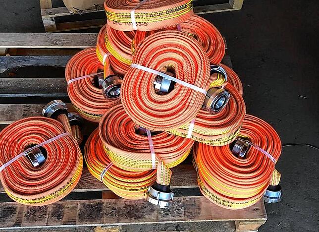 Feuerwehrschläuche für die Rettungskräfte in der Ukraine: In einer Hauruck-Aktion hatte sie Zanker in Stuttgart besorgt.