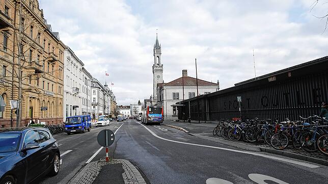 Nichts hält so lange wie ein Provisorium: Der Bahnhofplatz ist ein Paradebeispiel. Eigentlich hätte der Umbau schon im Jahr 2014 fertig ...