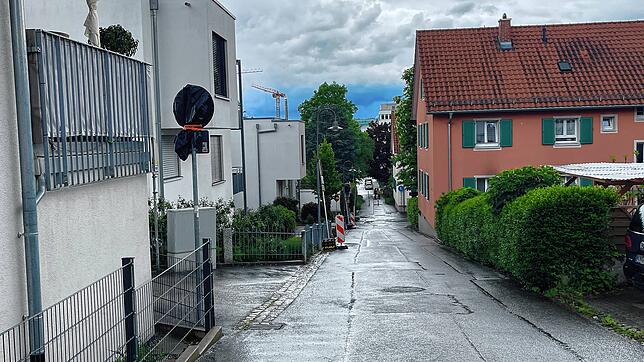 Auf diesem Fußweg von der Wollmatinger Straße in Richtung Moosstraße war der 46-Jährige am 3. Mai unterwegs, als ihn plötzlich ein ...