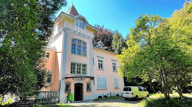 In der Villa Rheinburg können Vereine Räume mieten. Doch es gibt aus mehreren Gründen Kritik an dem Angebot.