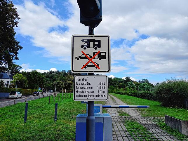 Hier ist die neue Regelung bereits durch Schilder verdeutlicht: Ab sofort parken hier nur noch Wohnmobile, andere Fahrzeuge sind nicht ...