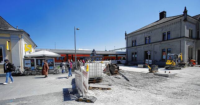 Zwischen Fürstenpavillon (links) und Bahnhofgebäude (rechts) ist das erste Fundament für Schirme (rechts im Bild) eingebracht.