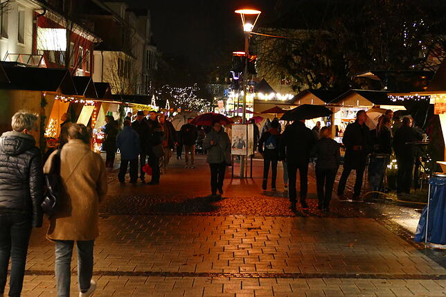 Trotz Regenwetter kamen viele Besucher zum Weihnachtsmarkt in Rheinfelden. Bilder: Ralf H. Dorweiler