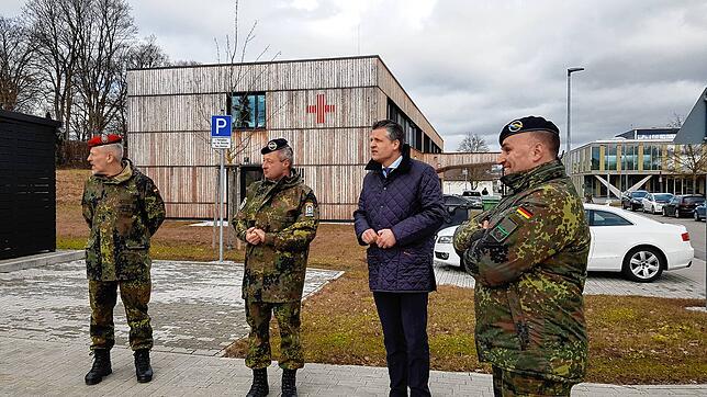 Thorsten Frei beim Kasernenrundgang mit Kommandeur Sandro Brandt (rechts), Standortfeldwebel Michael Gläss (links) und Kasernenfeldwebel ...