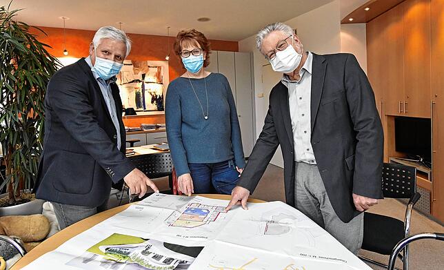 Thomas Müller, Ute Löschel und Roland Wehrle mit den Plänen für das neue Kinderhaus.