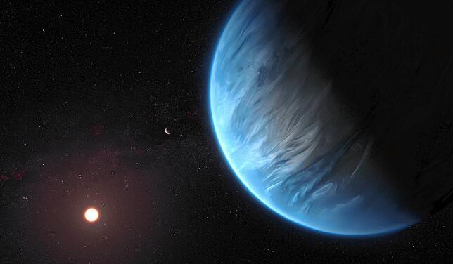 Ein gastlicher Exoplanet: Darstellung einer Super-Erde, auf der es Wasser gibt. Daher wäre dort auch Leben möglich.