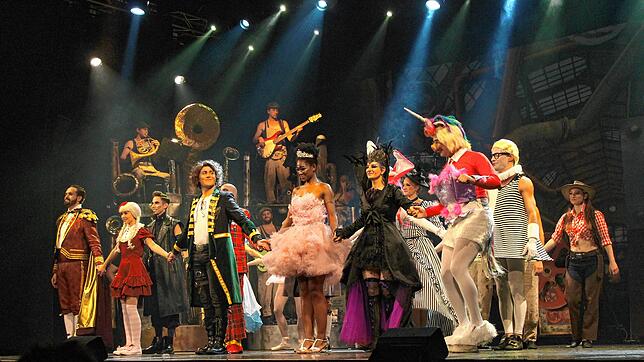 Eine gelungene zweite Weltpremiere feierte das Gloria Theater mit dem von Jochen Frank Schmidt komponierten Musical &bdquo;Tommy Tailors ...