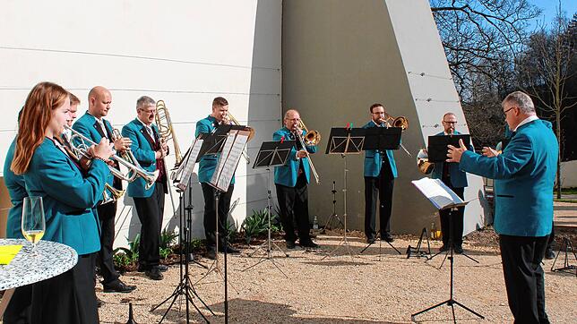 Gebhard Fritschi hat das musikalische Rahmenprogamm zusammengestellt und dirigiert alle Gruppierungen.