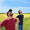 Da fliegt er: Der Wetterballon steigt mit der Radiosonde in den VS-Himmel. Lutz Beckebanze und Niklas Weber blicken ihm nach.