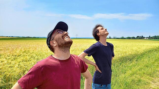 Da fliegt er: Der Wetterballon steigt mit der Radiosonde in den VS-Himmel. Lutz Beckebanze und Niklas Weber blicken ihm nach.