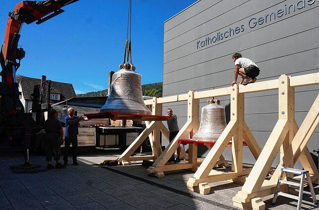 Mit dem Kran werden die Glocken zum provisorischen Glockenstuhl befördert, hier ist es die große Maria-Glocke, sie hat einen Durchmesser ...