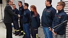 Kommandant Björn Hussal (links) nimmt bei der Hauptversammlung per Handschlag als neues Mitglied auf (von links): Ferdinand Herz, Stefan ...