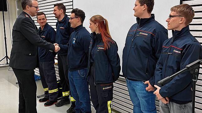 Kommandant Björn Hussal (links) nimmt bei der Hauptversammlung per Handschlag als neues Mitglied auf (von links): Ferdinand Herz, Stefan ...