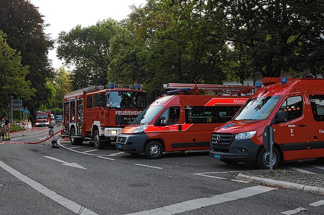 In der Konzilstraße stehen am Morgen zahlreiche Einsatzfahrzeuge der Helferinnen und Helfer. Die Straße bleibt voraussichtlich den ...