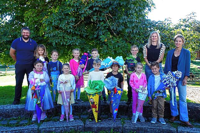 Fünf Jungen und sechs Mädchen wurden in die Grundschule Wutach eingeschult. Lehrkräfte sind Schulleiter Marco Johner (Klassenlehrer ...