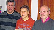 Der 16-jährige Gabriel Dreher (Mitte) wurde mit dem Meisterschützen-Abzeichen des Württembergischen Schützenverbandes und des Deutschen ...