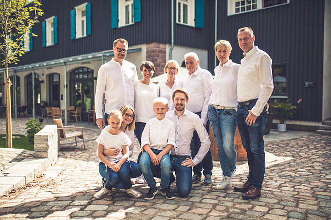 Die Familie von Tajana Werner (2. v. l. hinten) betreibt „Die Säge“. Das Gebäude samt seines Mühlrades, das jetzt Teil des Gastraums ...