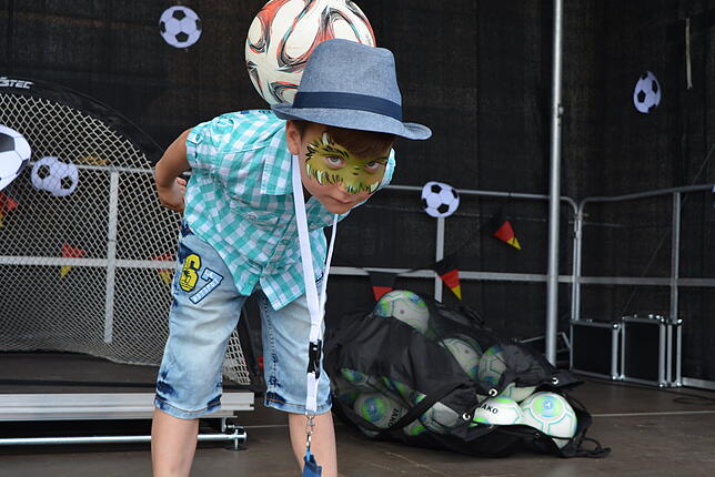 Marco Stefan konnte mit der Hilfe von Profi-Freestyler Camill Hauser auf Anhieb einen Ball auf seinem Rücken balancieren. Kurz zuvor ...