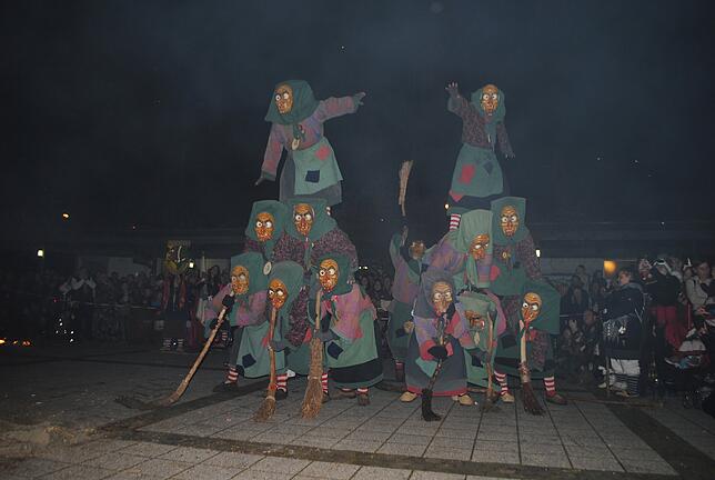 Bild 7: Bilder vom ersten Nachtumzug und Hexensprung in Waldshut