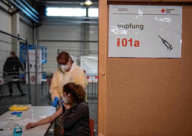 Zwei Frauen simulieren im Messezentrum Ulm eine Impfung. Das Deutsche Rote Kreuz probte dort den Ablauf zur Impfung eines ...