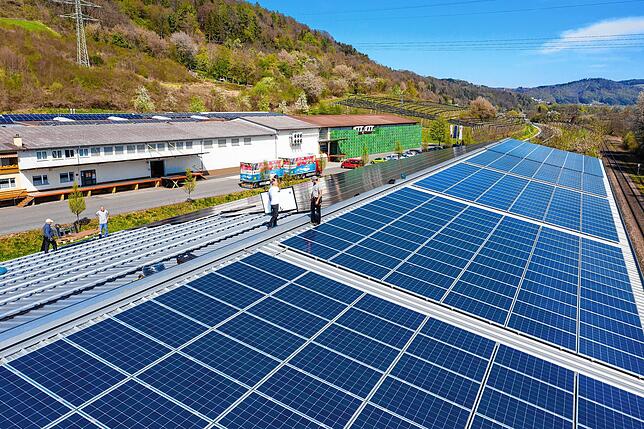 Dieses Bild vom Bau der neuen Photovoltaik-Anlage südlich der Bundesstraße wurde von einer Drohne aufgenommen.