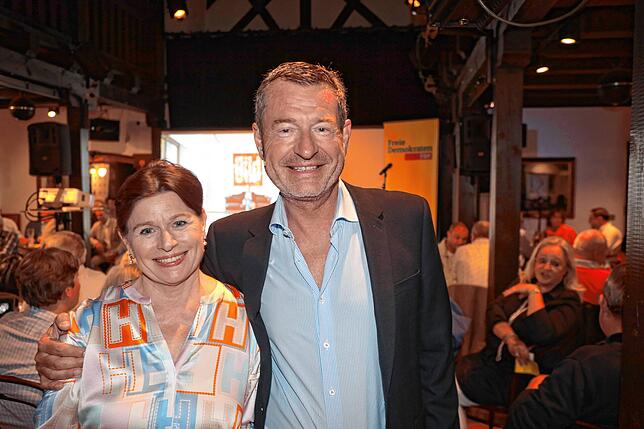 Kirsten Brößke, FDP-Gemeinderätin in Singen, mit ihrem Bruder Kai Diekmann.