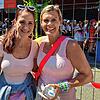 Lauren Glorioso (links) und Elisabeth Crage aus den USA begleiten ihre 16-jährigen Töchter zum Taylor Swift-Konzert.