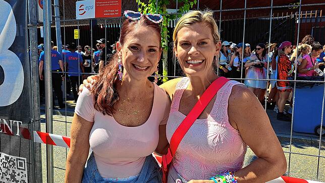 Lauren Glorioso (links) und Elisabeth Crage aus den USA begleiten ihre 16-jährigen Töchter zum Taylor Swift-Konzert.
