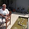 Der VdK liegt ihr am Herzen: Die Markdorfer VdK-Vorsitzende Regine Franz auf ihrer Terrasse.