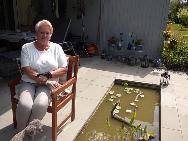 Der VdK liegt ihr am Herzen: Die Markdorfer VdK-Vorsitzende Regine Franz auf ihrer Terrasse.