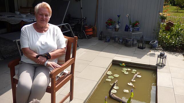 Der VdK liegt ihr am Herzen: Die Markdorfer VdK-Vorsitzende Regine Franz auf ihrer Terrasse.