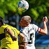 Kopfball-Duell: Jeremy Stangl (rechts), Kapitän des FSV Rheinfelden, steigt gegen einen Herbolzheimer Verteidiger zum Kopfball hoch. ...