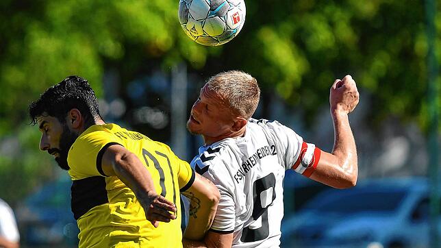 Kopfball-Duell: Jeremy Stangl (rechts), Kapitän des FSV Rheinfelden, steigt gegen einen Herbolzheimer Verteidiger zum Kopfball hoch. ...