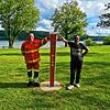 Notrufsäule im Strandbad Horn:  Armin Soltys (links), Vorsitzender der DLRG Öhningen, und Pächter Murat Aktas stehen an einer. Bild: ...