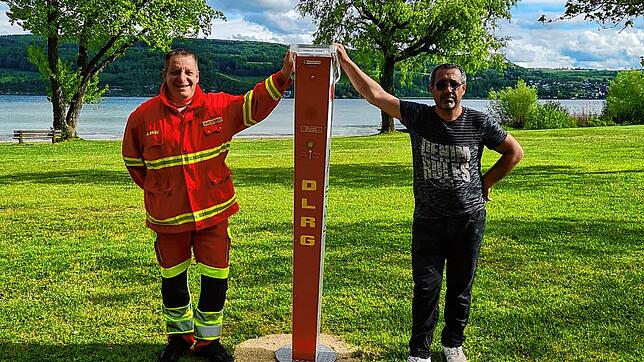 Notrufsäule im Strandbad Horn: Armin Soltys (links), Vorsitzender der DLRG Öhningen, und Pächter Murat Aktas stehen an einer. Bild: ...