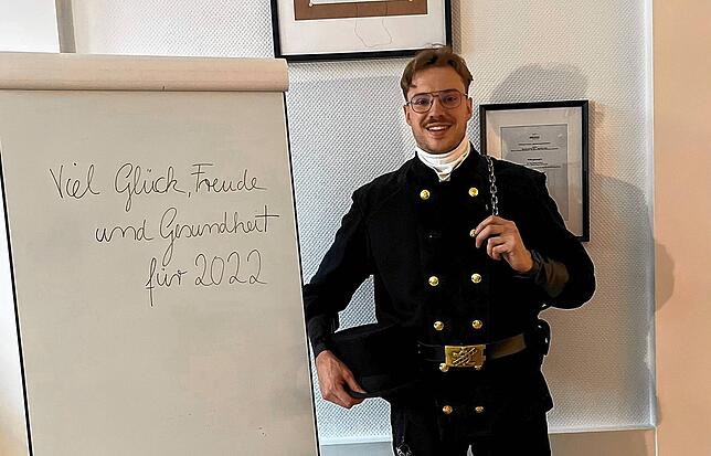 Alles Gute: Der bevollmächtigte Bezirksschornsteinfeger Marc-Philipp Hoffmann aus Weilheim in klassischer Montur, dem so genannten ...
