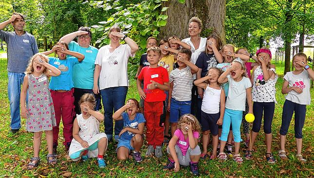 Ein Juxfoto mit den &bdquo;Handaugen&ldquo; machte den Kindern großen Spaß.