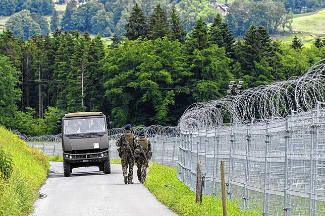 Soldaten der Schweizer Armee überwachen das Gelände der Helikopter-Basis in Obbürgen.