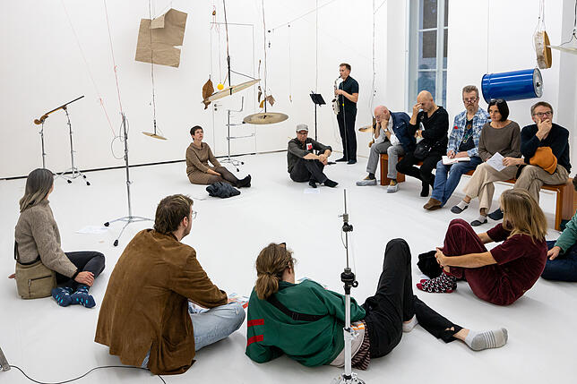 Beim Konzert in der Klanginstallation „aussi fragile que possible“ setzen Musiker per Schall Klangobjekte in Bewegung. Das Publikum ...