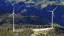 Diese beiden Windräder bei Häusern stehen bereits. Sie wurden Anfang September 2023 in Betrieb genommen. 8750 Einwendungen gibt es gegen ...