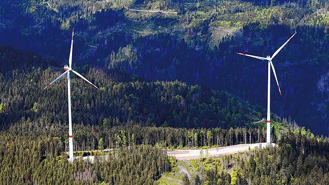 Diese beiden Windräder bei Häusern stehen bereits. Sie wurden Anfang September 2023 in Betrieb genommen. 8750 Einwendungen gibt es gegen ...