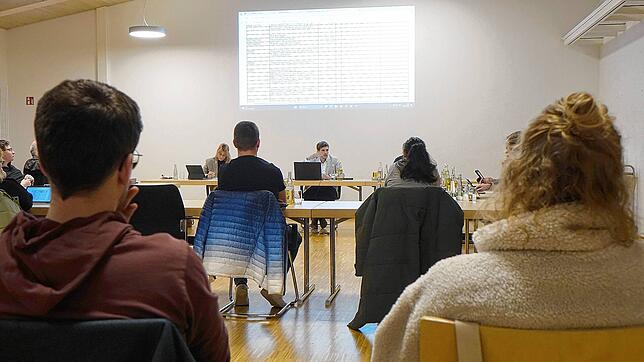 Die Diskussionen in der jüngsten Sitzung des Gemeinderats über Möglichkeiten zu Sparmaßnahmen im Haushalt des laufenden Jahres verfolgen ...