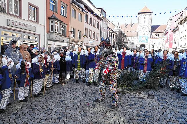 Bild 17: Villinger Maschgerelauf: Narren strömen durch die Innenstadt