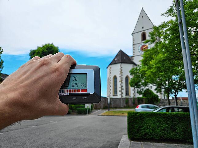 16 Uhr in Hohentengen am Hochrhein: 32,9 Grad zeigt das Thermometer am 2. Juli 2025.